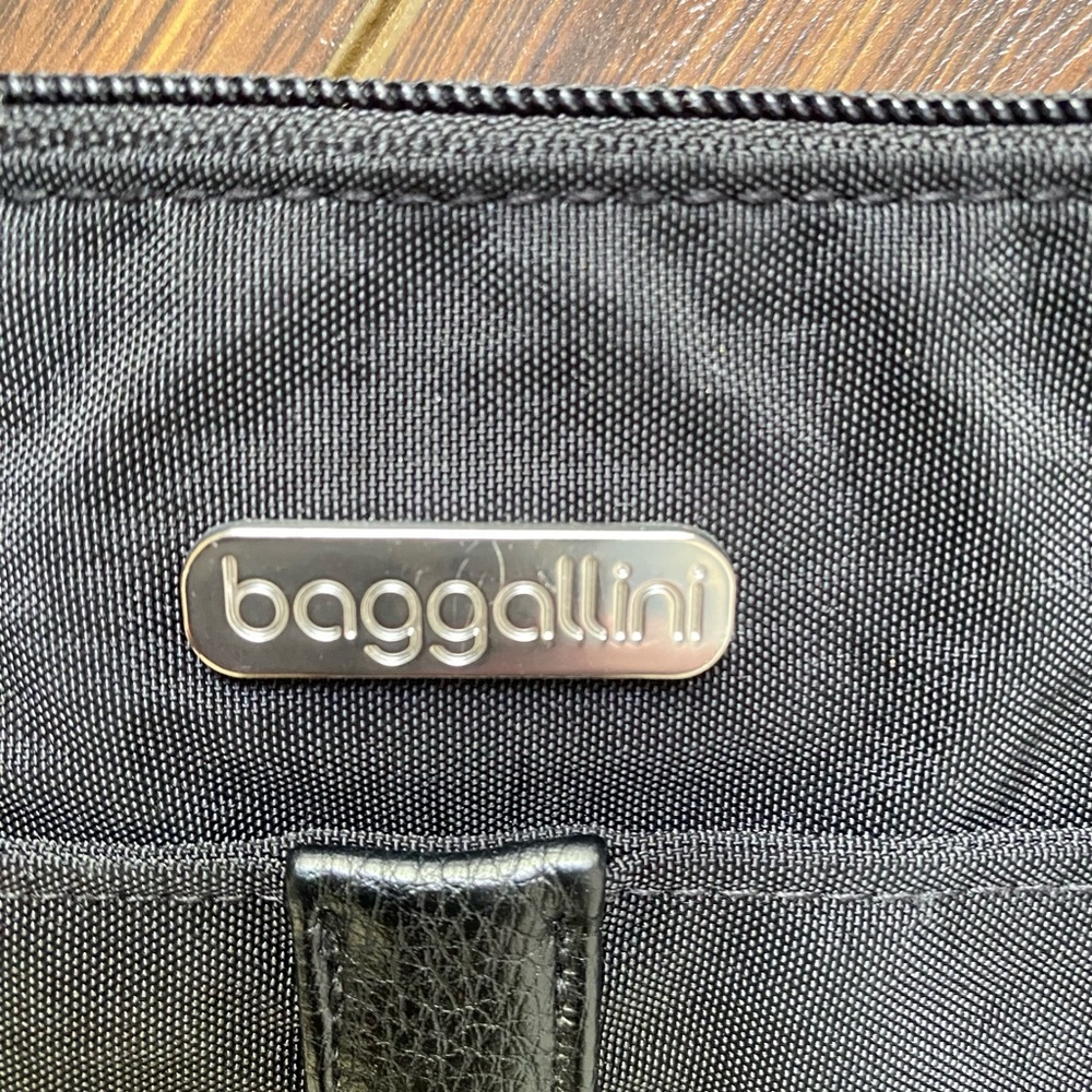 BAGGALLINI black crossbody with flap. Excellent condition! - Picture 4 of 5